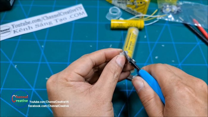 Из носика шприца делается толкатель