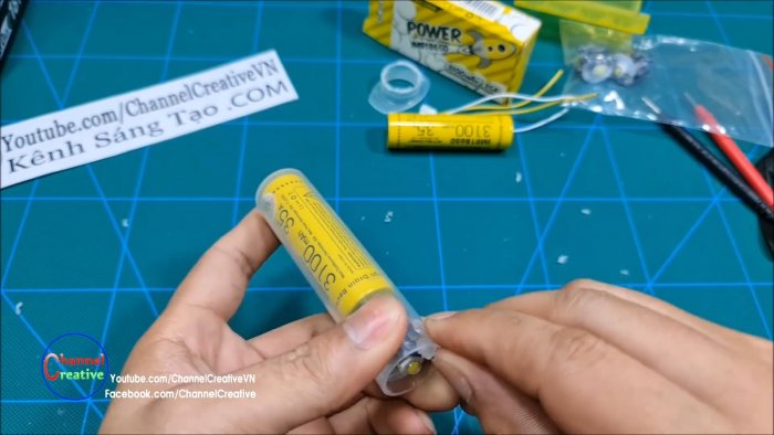 модуль с батареей помещается внутрь и вставляется толкатель