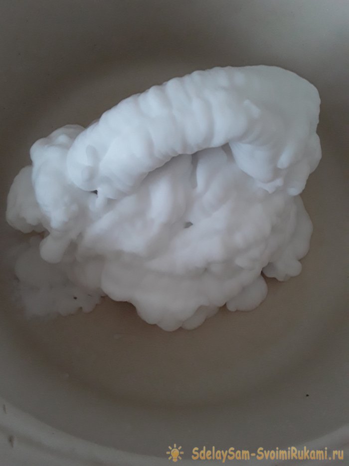 Средство распыляется из баллончика, образуя плотную, густую пену