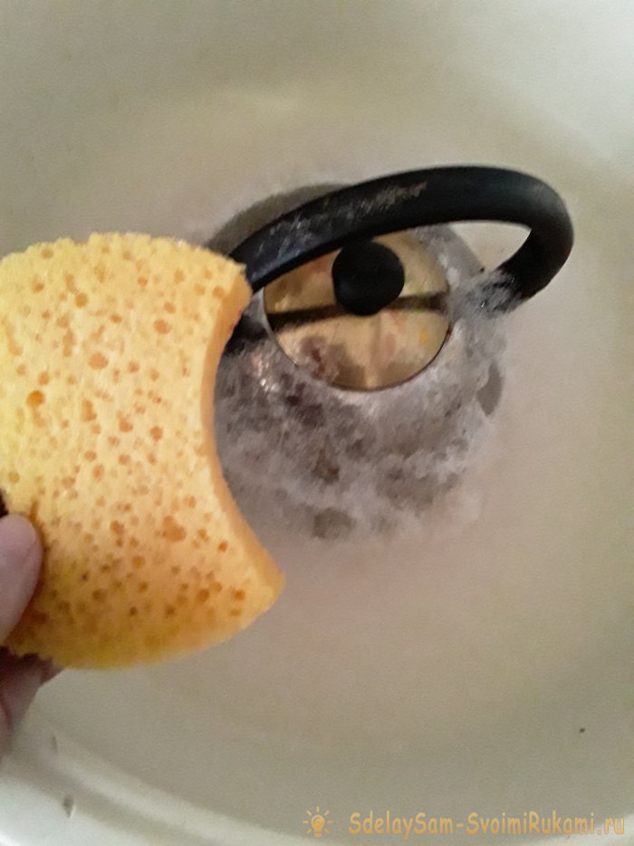 когда сойдёт пена, протереть губкой, смыть средство с поверхности