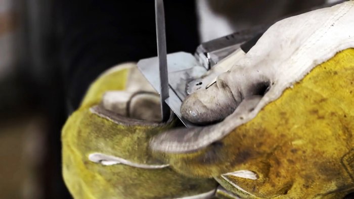 в центре пластин делается пропил