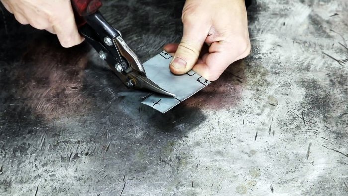 Вырезаем из жести