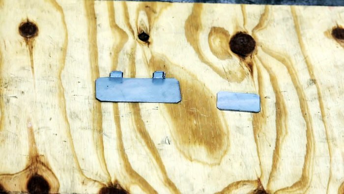 Ушки на первой подгибаются под прямым углом