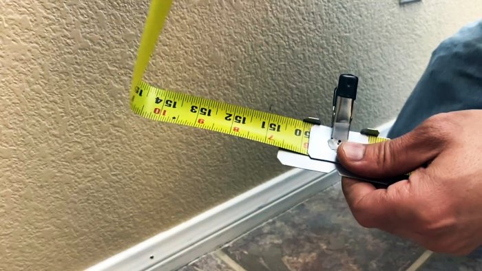 При измерении рулеткой в углу, нужно поставить на ленту прищепку