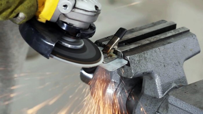 Далее сварочный шов зачищается