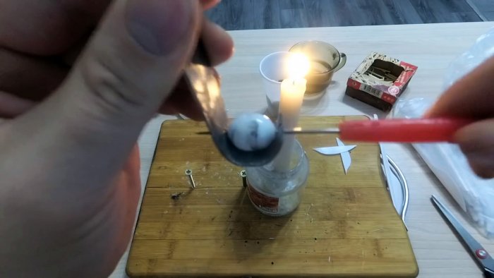 Далее шило с заготовкой вставляется в матрицу и прокручивается