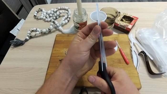 Одноразовые ложки вилки и ножи нужно нарезать ножницами на длинные полосы