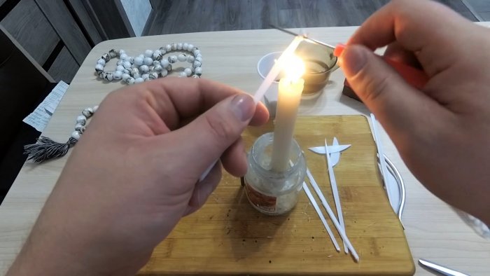 разогревается край полосы пластика и наматывается на шило