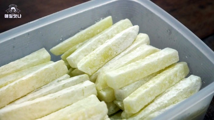 Как сделать самую хрустящую картошку фри с густым сырным соусом