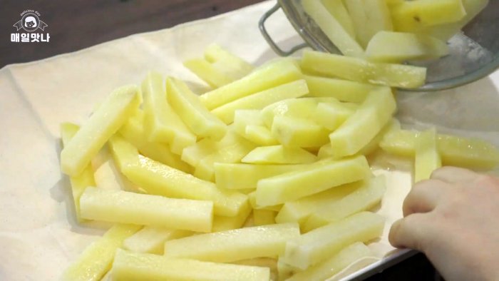 Как сделать самую хрустящую картошку фри с густым сырным соусом