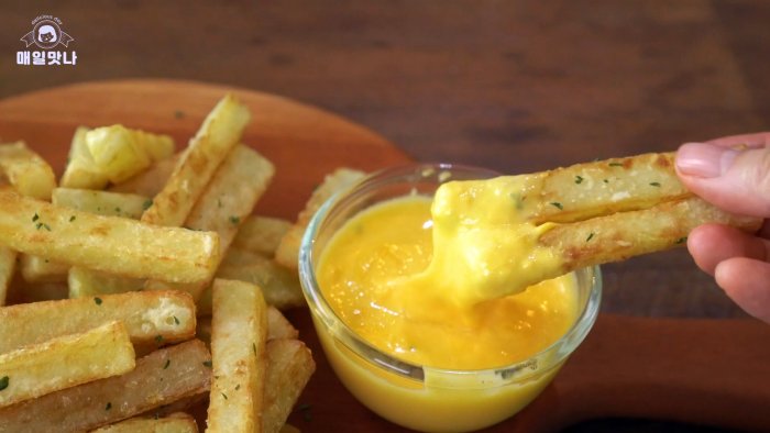 Как сделать самую хрустящую картошку фри с густым сырным соусом