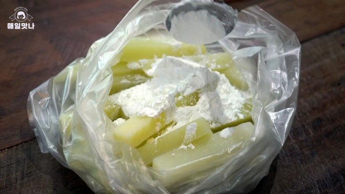 Как сделать самую хрустящую картошку фри с густым сырным соусом