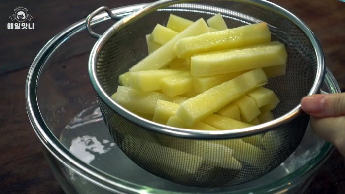 Как сделать самую хрустящую картошку фри с густым сырным соусом