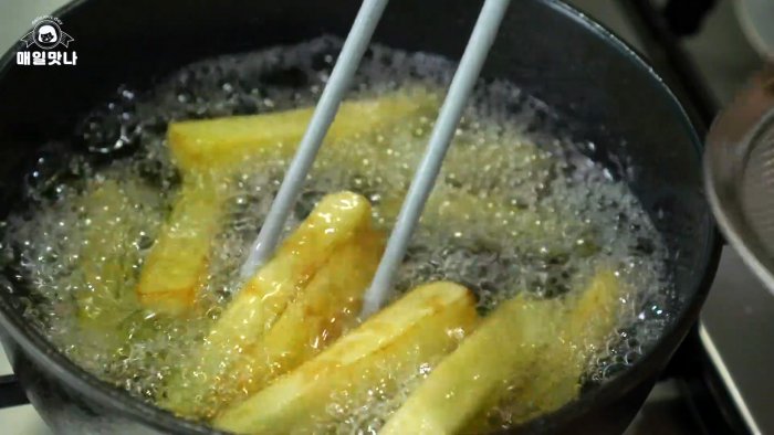 Как сделать самую хрустящую картошку фри с густым сырным соусом