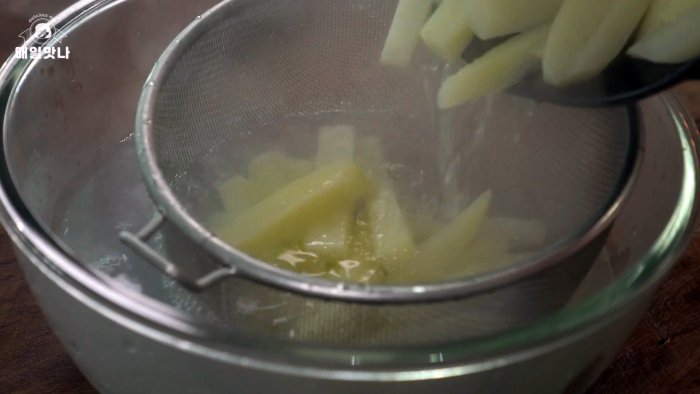 Как сделать самую хрустящую картошку фри с густым сырным соусом