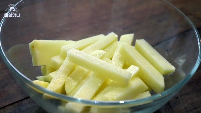 Как сделать самую хрустящую картошку фри с густым сырным соусом