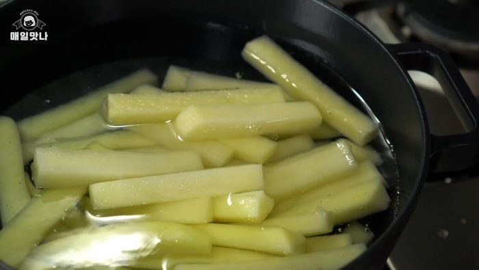 Как сделать самую хрустящую картошку фри с густым сырным соусом