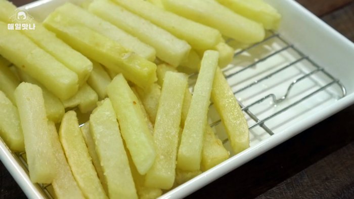 Как сделать самую хрустящую картошку фри с густым сырным соусом