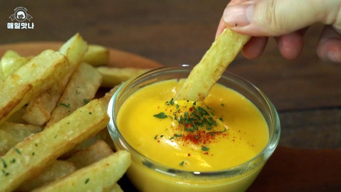 Как сделать самую хрустящую картошку фри с густым сырным соусом