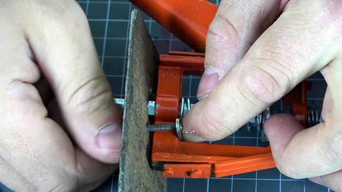 Как из сломанного пистолета для герметика сделать домкрат для домашней мебели и не только