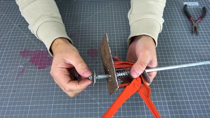 Как из сломанного пистолета для герметика сделать домкрат для домашней мебели и не только