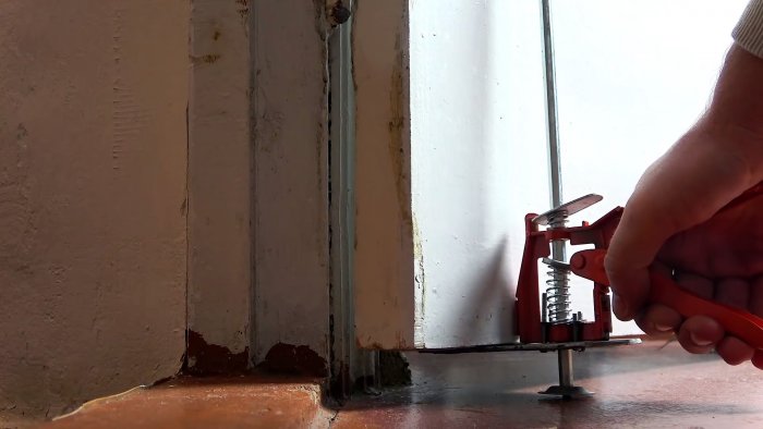 Как из сломанного пистолета для герметика сделать домкрат для домашней мебели и не только