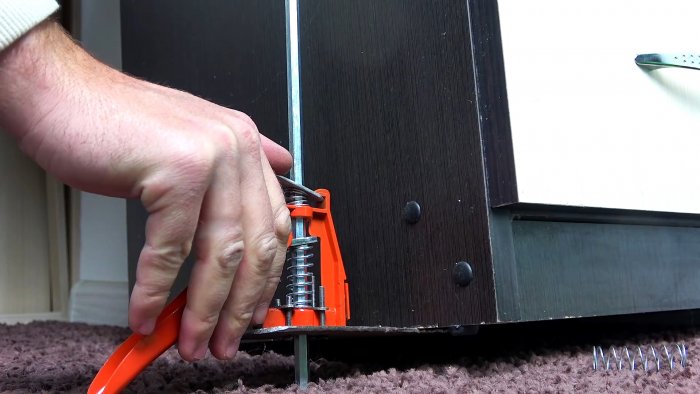 Как из сломанного пистолета для герметика сделать домкрат для домашней мебели и не только