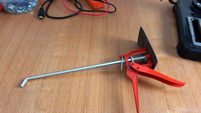 Как из сломанного пистолета для герметика сделать домкрат для домашней мебели и не только