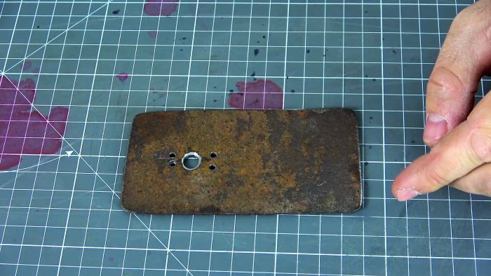 Как из сломанного пистолета для герметика сделать домкрат для домашней мебели и не только