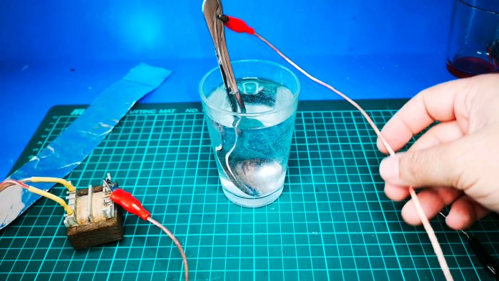 Как сделать жидкий диод из ложки воды  и соды