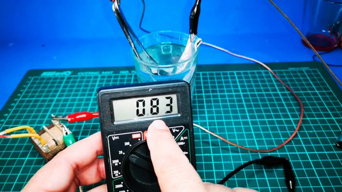 Как сделать жидкий диод из ложки воды  и соды