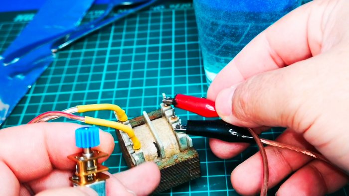 Как сделать жидкий диод из ложки воды  и соды