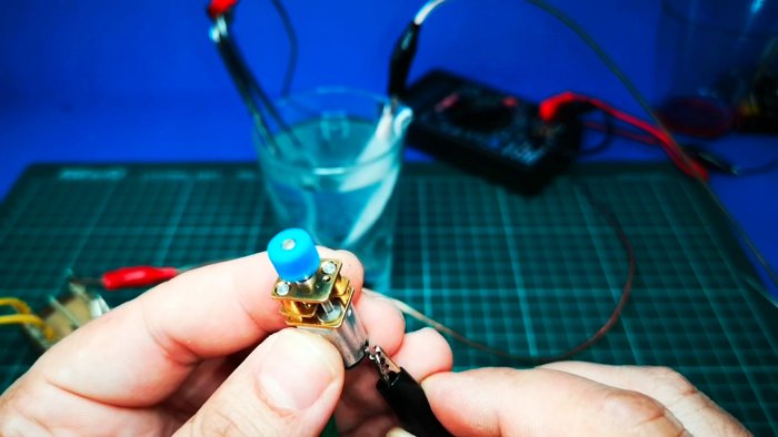 Как сделать жидкий диод из ложки воды  и соды