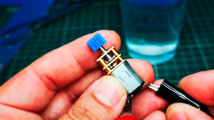 Как сделать жидкий диод из ложки воды  и соды