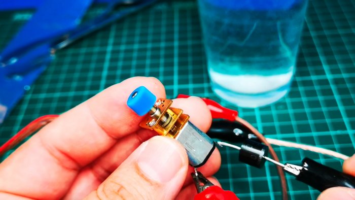 Как сделать жидкий диод из ложки воды  и соды