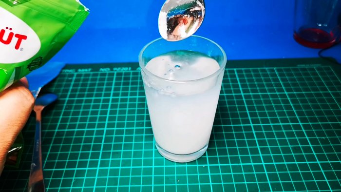 Как сделать жидкий диод из ложки воды  и соды
