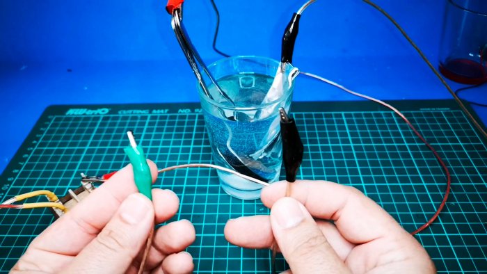 Как сделать жидкий диод из ложки воды  и соды