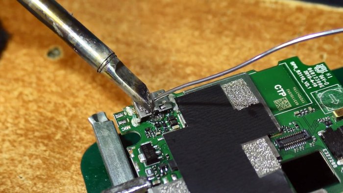 Как поменять micro USB разъем паяльником без фена