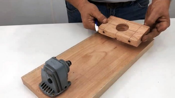 Мини токарный станок из сломанной болгарки и дрели