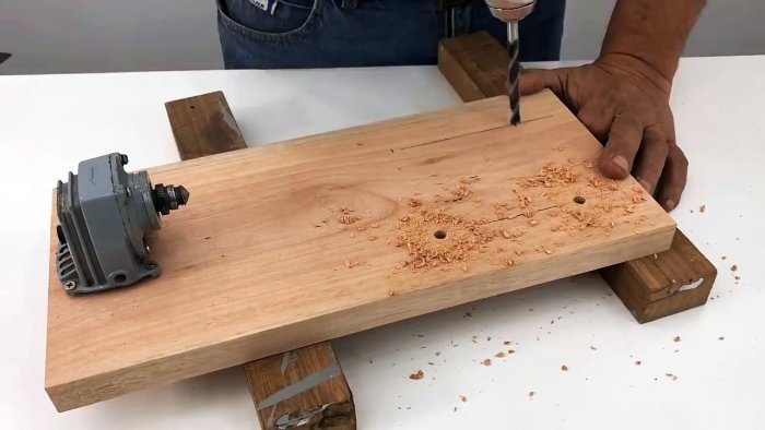 Мини токарный станок из сломанной болгарки и дрели