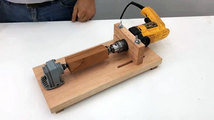 Мини токарный станок из сломанной болгарки и дрели