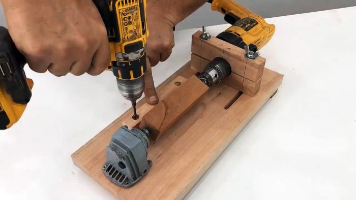 Мини токарный станок из сломанной болгарки и дрели