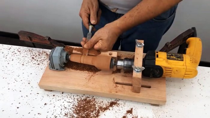 Мини токарный станок из сломанной болгарки и дрели