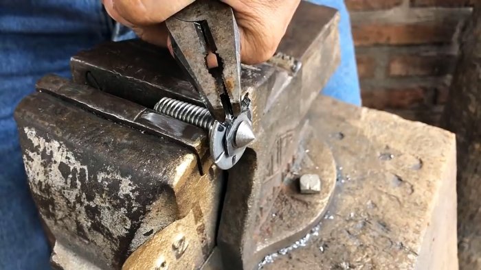 Мини токарный станок из сломанной болгарки и дрели