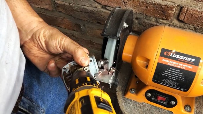 Мини токарный станок из сломанной болгарки и дрели