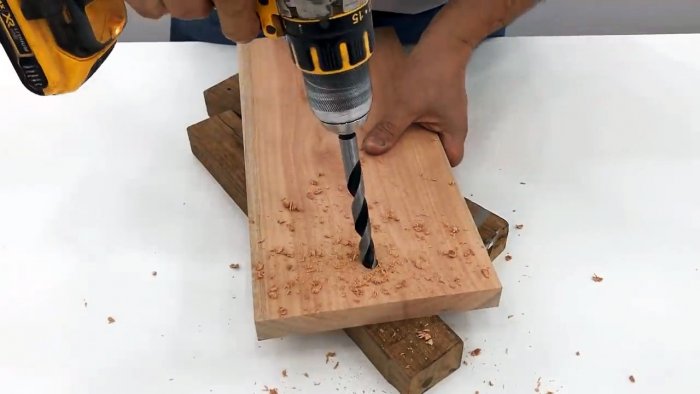 Мини токарный станок из сломанной болгарки и дрели