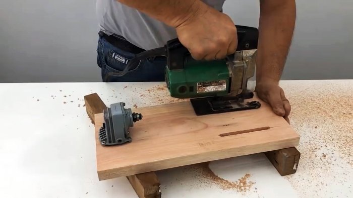 Мини токарный станок из сломанной болгарки и дрели