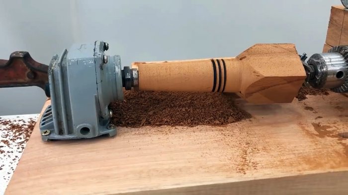 Мини токарный станок из сломанной болгарки и дрели