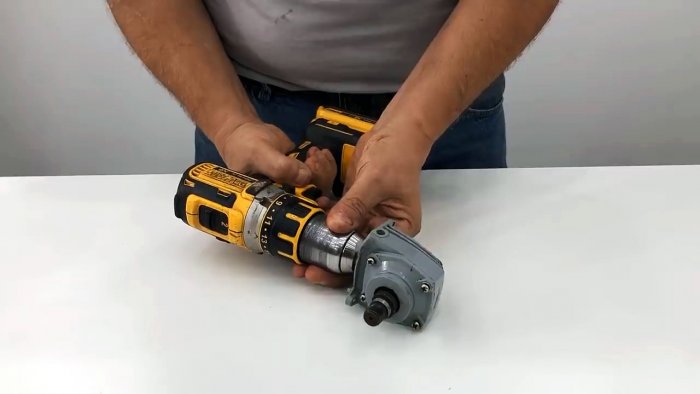 Мини токарный станок из сломанной болгарки и дрели