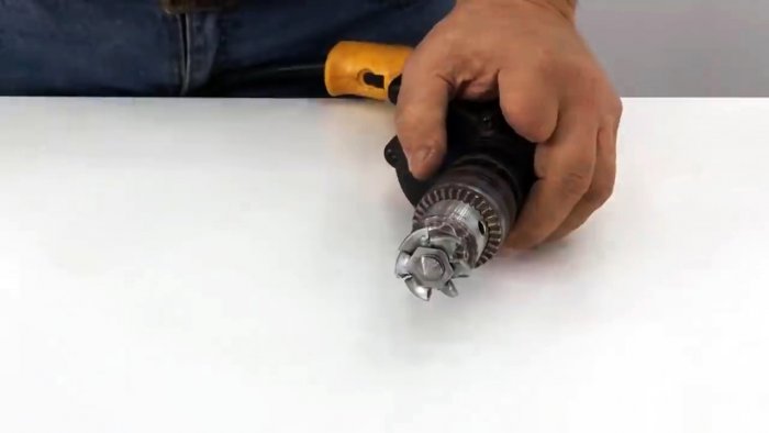 Мини токарный станок из сломанной болгарки и дрели